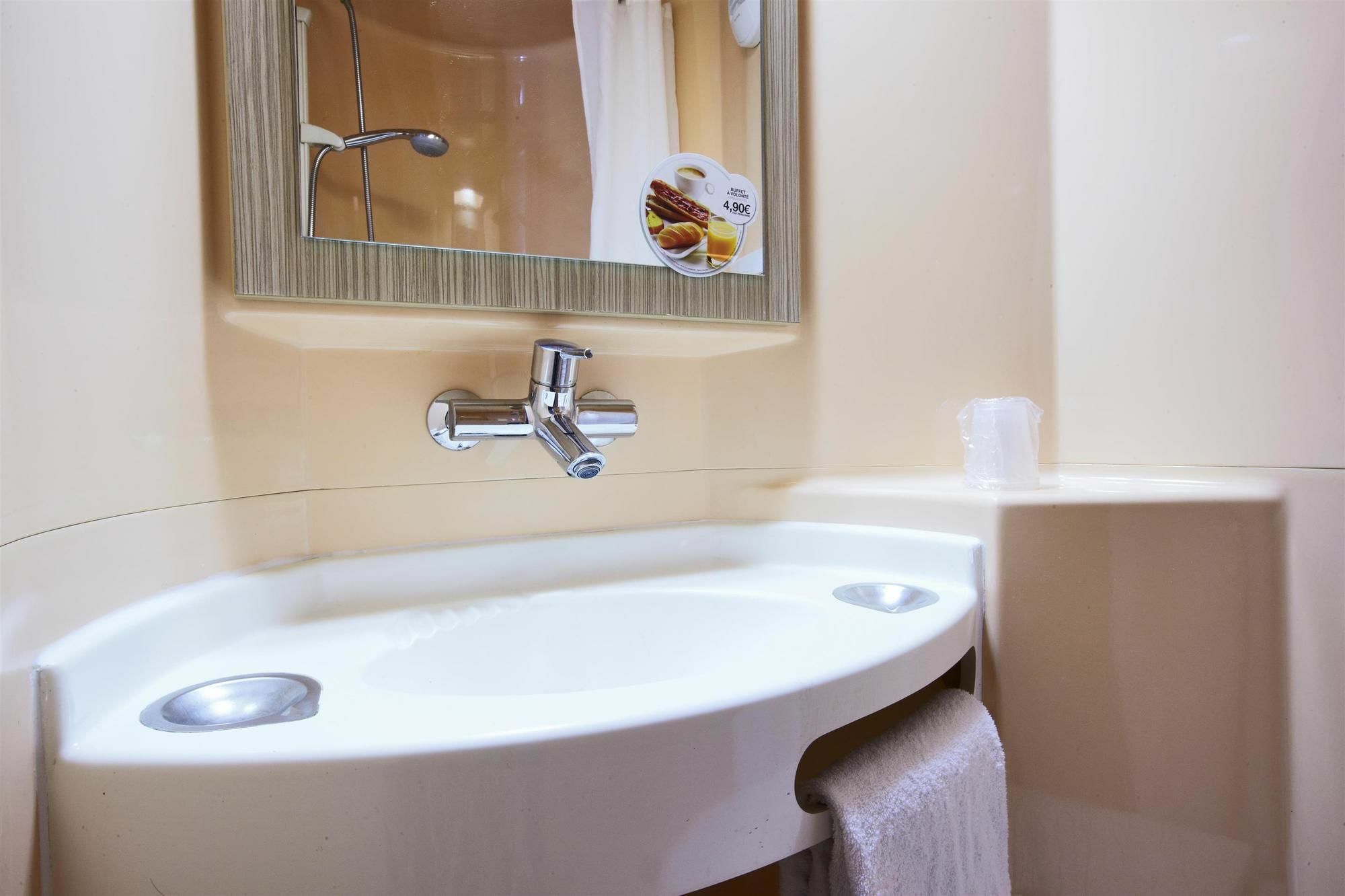 ホテル プレミア クラッセ モントルイユ エクステリア 写真 A wall mounted tap
