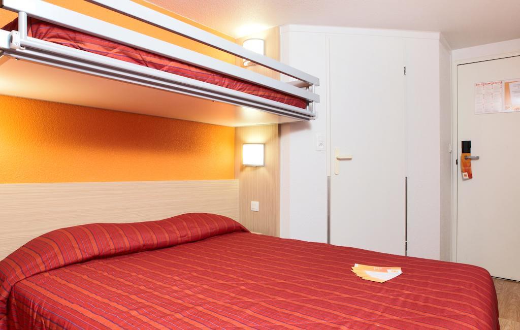 ホテル プレミア クラッセ モントルイユ エクステリア 写真 A typical room at a B&B