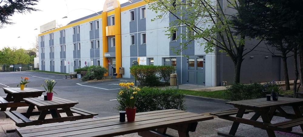 ホテル プレミア クラッセ モントルイユ エクステリア 写真 The exterior of a typical hotel